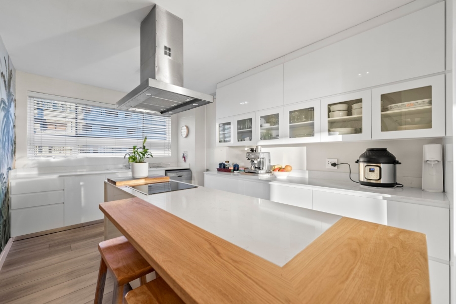 To Let 4 Bedroom Property for Rent in Sea Point Western Cape